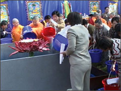 七眾弟子正向蓮池灌九十桶浴佛香湯(仰諤益西諾布大法王正法)