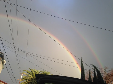 百場聖會圓滿當時，洛城出現東邊下雨西邊晴天，因海玉尊所在的聖地的洛杉磯東方出現兩道彩虹，極為殊勝百場聖會圓滿當時，洛城出現東邊下雨西邊晴天，因海玉尊所在的聖地的洛杉磯東方出現兩道彩虹，極為殊勝雙道彩虹淡去，天空隱約可見兩條金龍在橘色的霞光中(第三世多杰羌佛佛法)