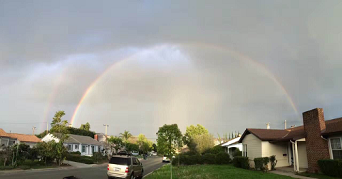 百場聖會圓滿當時，洛城出現東邊下雨西邊晴天，因海玉尊所在的聖地的洛杉磯東方出現兩道彩虹，極為殊勝雙道彩虹淡去，天空隱約可見兩條金龍在橘色的霞光中(第三世多杰羌佛佛法)