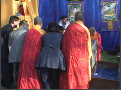 十四人用盡全力也無法抬起注滿香湯的浴佛蓮池(金剛總持益西諾布大法王佛法)