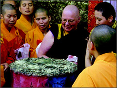 大活佛、大法師及居士們正在觀看蓮師法帳頂所示顯的常與無常之聖蹟。(鄭如君攝)