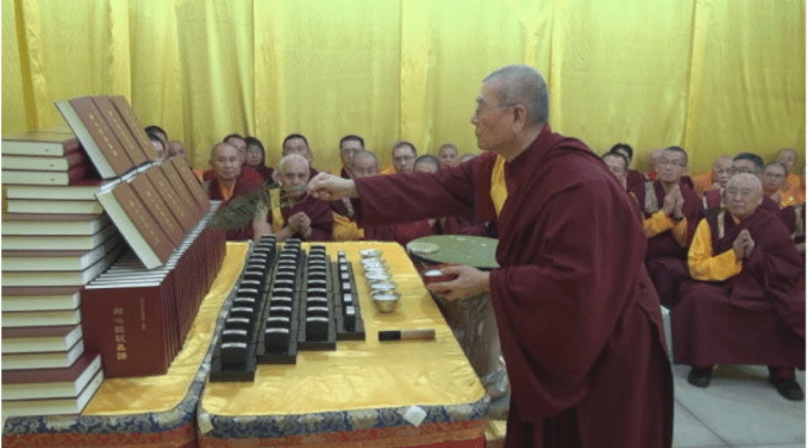 祿東贊法王用甘露領銜的七支聖水加持《藉心經說真諦》首發紀念版的印章、印泥。 祿東贊法王用甘露領銜的七支聖水加持《藉心經說真諦》首發紀念版的印章、印泥。