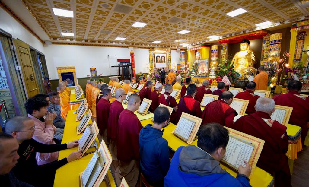南無燃燈佛是佛弟子所熟知的古佛，佛經上有許多記載此佛的事蹟，祂是始祖報身佛南無 多杰羌佛 的化身...